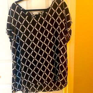 Pleione black and white sheet top size 1x